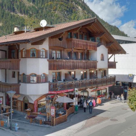 Center Rooms & Apartments Mayrhofen Bagian luar foto