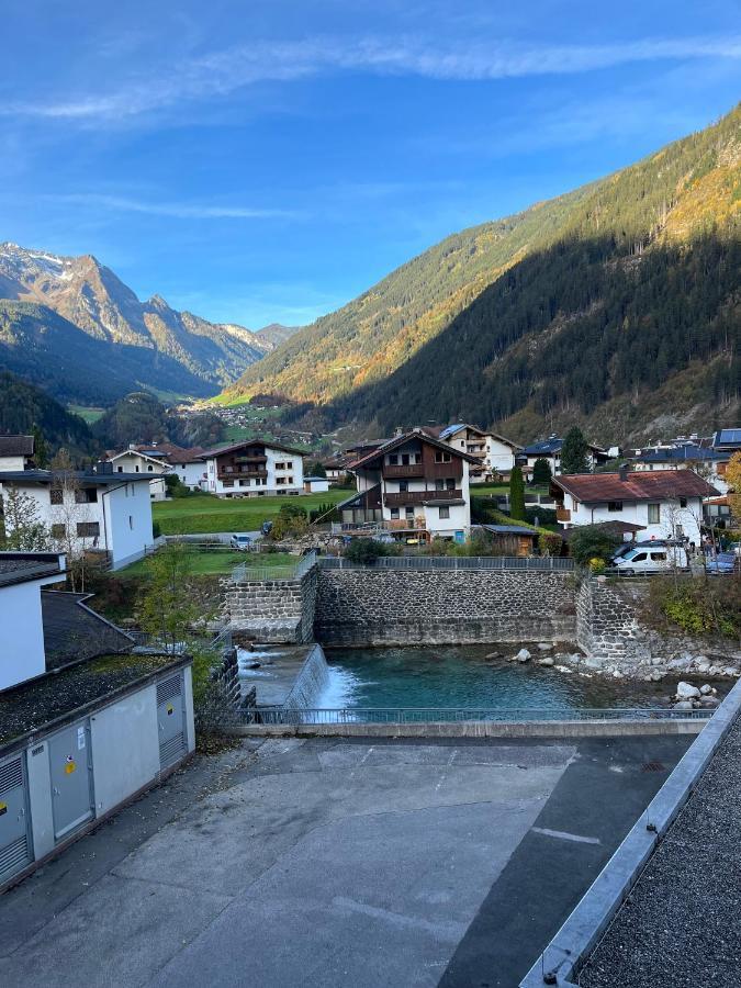 Center Rooms & Apartments Mayrhofen Bagian luar foto